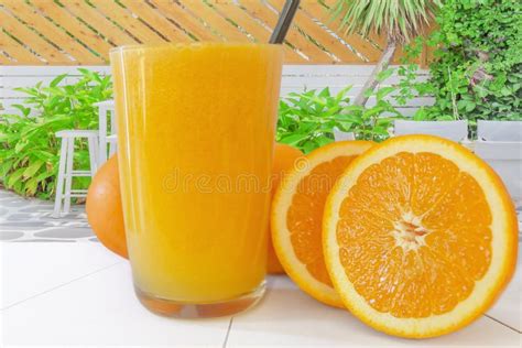 Suco De Laranja Fresco Os Frutos Isolados No Branco Foto De Stock