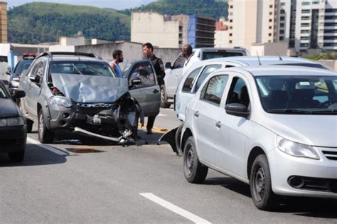 Acidentes De Carro Em Viaduto De Volta Redonda Deixam Feridos Di Rio