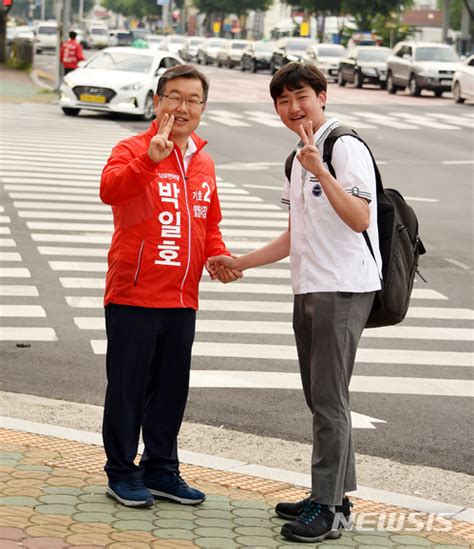 학생과 브이자 그리는 박일호 밀양시장 후보 네이트 뉴스