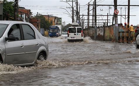 Jornal Correio Chuva Causa Deslizamento De Terra E Oito Amea As De