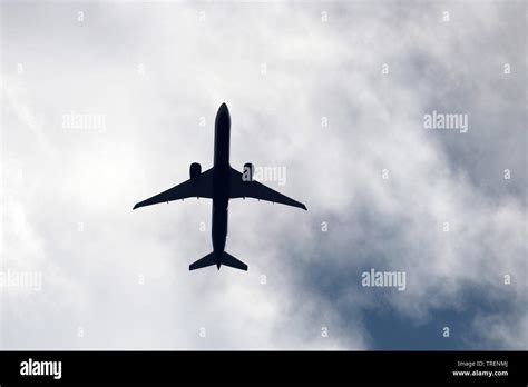 Silueta De Aviones En El Cielo De Cerca Avi N Comercial De Despegar En