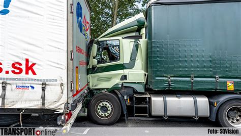 Transport Online Aanrijding Met Drie Vrachtwagens Op A Foto