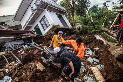 Indonesia Earthquake इडनशय म भकप स 162 लग क मत सकड