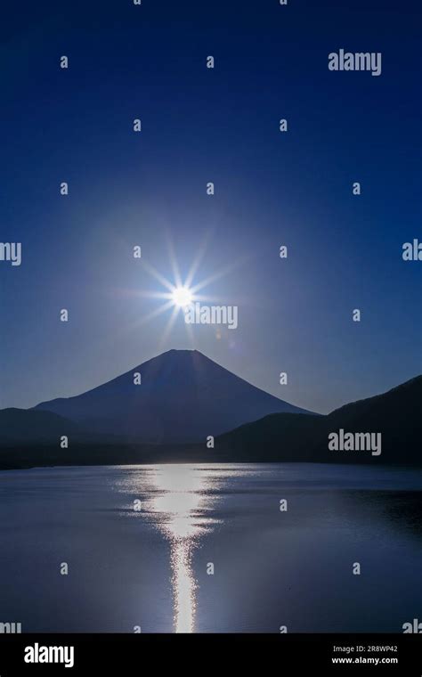 Lake Motosu and Mt Stock Photo - Alamy