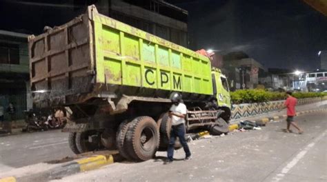 Sopir Diduga Mengantuk Truk Tanah Tabrak Pembatas Jalan Okezone