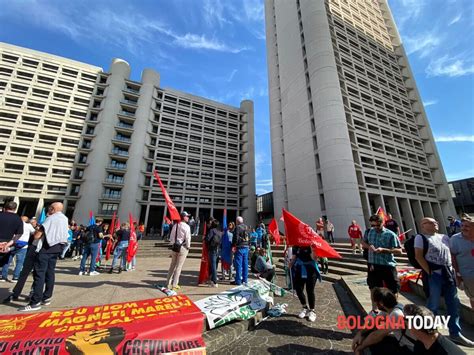 In Viale Aldo Moro Si Lotta Per Il Futuro Della Magneti Marelli