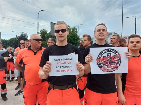 Protest Ratownik W Medycznych Przed Urz Dem Wojew Dzkim Zostali My