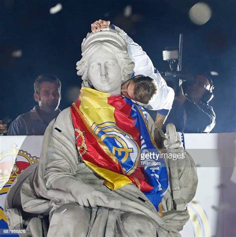 Real Madrid´s Sergio Ramos kiss the statue of the goddess Cibeles ...