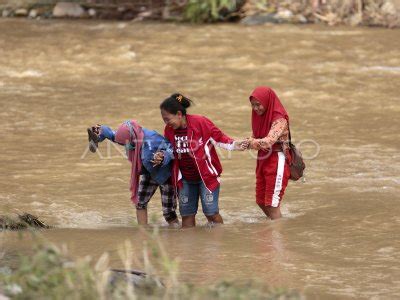 DAMPAK JEMBATAN HANYUT DI BONE BOLANGO ANTARA Foto