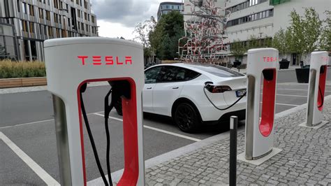 Schnellladesäulen Tesla betreibt mehr als 10 000 Supercharger in