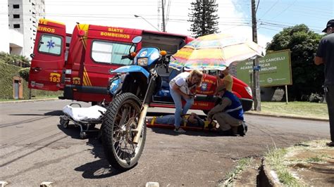 Motociclista fica ferida após colidir contra Honda Civic no Centro de