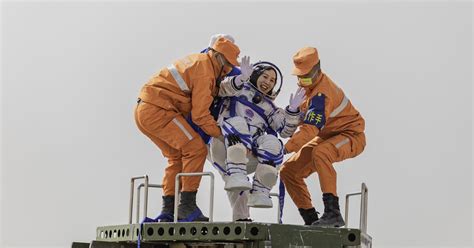 Chińscy astronauci wracają na Ziemię po sześciu miesiącach spędzonych w