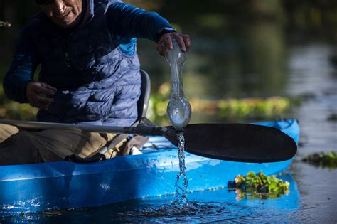 Un Mexicano Lucha Contra La Contaminación De Los Canales De Xochimilco