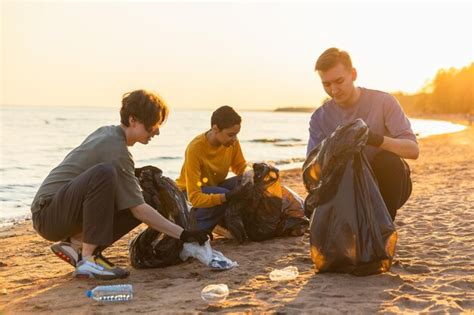 El equipo de activistas voluntarios del día de la tierra recoge basura