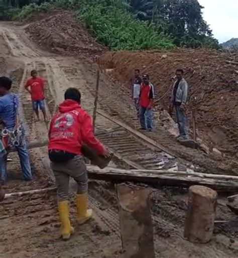 Breaking News Warga Blokir Akses Jalan Menuju Tambang Batu Bara Di