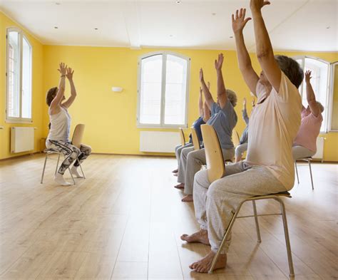 Yoga Para Mayores Te Contamos Cómo Iniciarte Y Sus Beneficios Foto 1