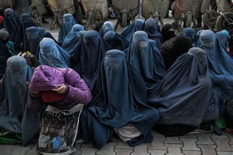 El Talibán Ordena A Las Mujeres Afganas A Llevar El Burka En Público Y