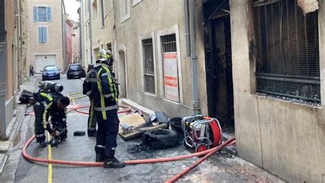 Nîmes Un Feu Au Rez De Chaussée Dun Immeuble Rue Bât Dargent Le