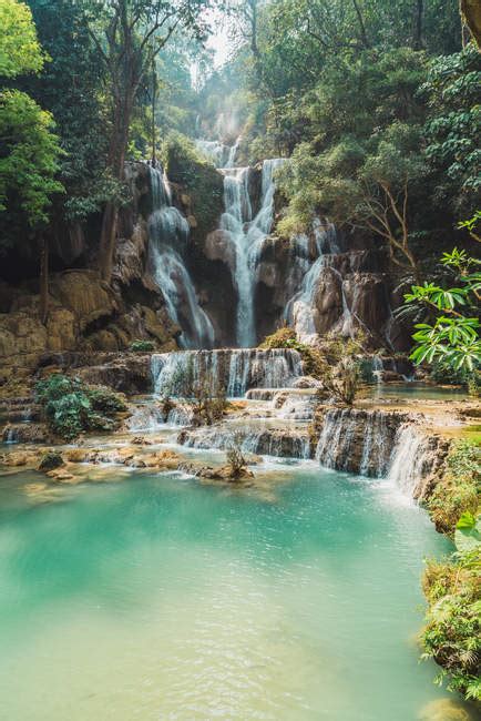 Beautiful tropical waterfalls flowing down in turquoise lake — outdoors ...