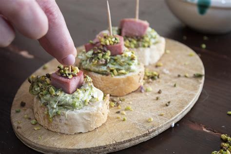 Antipasto Con PESTO DI PISTACCHIO GRANELLA DI PISTACCHIO Mortadella E