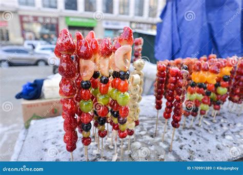 Crispy Sugar Coated Fruit Op Een Snoepje Of Op Een Snoepje Stock Afbeelding Image Of Openlucht