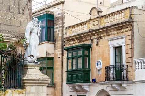 Foto De Detail Of A Beautiful Old Rabat Street In Malta With The Statue