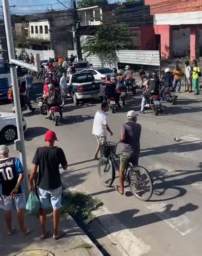 Caminhão desgovernado atinge três veículos e trava trânsito na Chã de