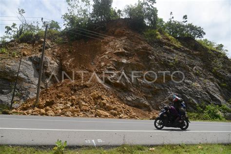 JALUR PEGUNUNGAN RAWAN LONGSOR ANTARA Foto