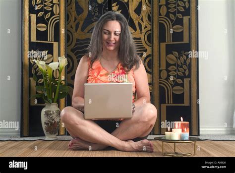 Une Femme Mature Jeune Avec De Longs Cheveux Gris Travaille Sur Son