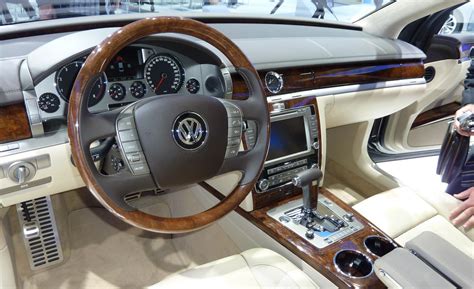 VOLKSWAGEN PHAETON - Review and photos