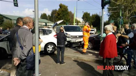 Milano Incidente Tra Un Furgone E Due Auto In Viale Fulvio Testi