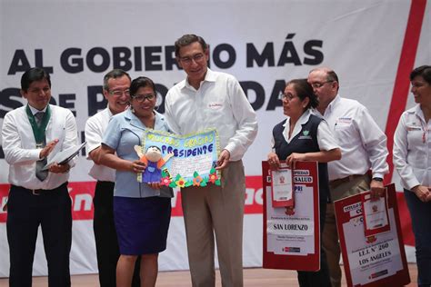 Presidente Vizcarra entrega más de 1600 títulos de propiedad y