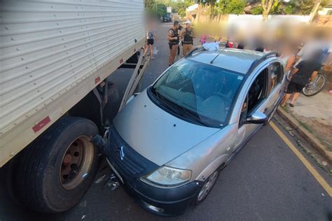 Condutor Embriagado Bate Carro Em Caminh O E Uma Pessoa Fica Ferida No