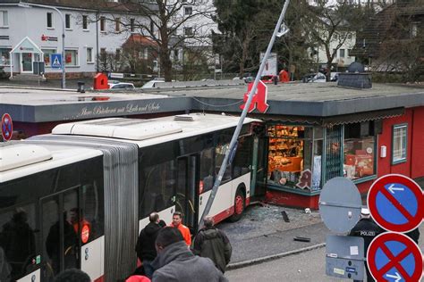 Marburg Linienbus fährt in Apotheke APOTHEKE ADHOC