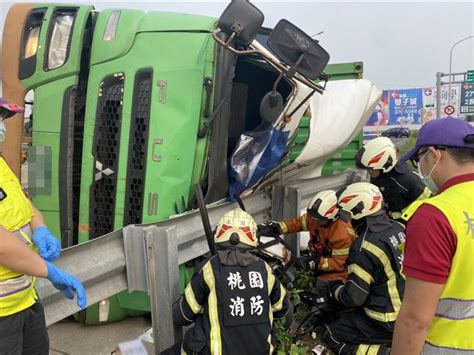 現場曝光！貨櫃車橫翻國2甲圳頭匝道口 駕駛受困救出 社會 中時