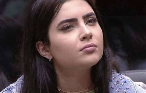 Jade Picon Explica O Motivo De Usar Adesivo No Umbigo No BBB