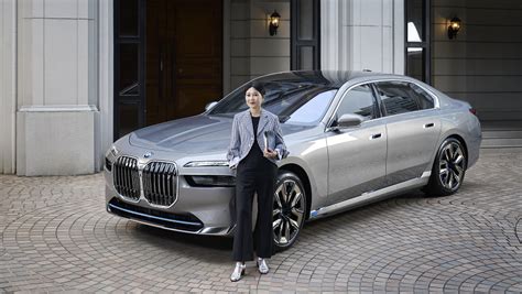 This Is Forwardism 時尚教母馮亞敏 「全新世代bmw I7純電豪華旗艦」完美演繹移動的藝術品味｜商周