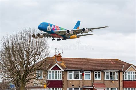 Emirates plane landing editorial stock image. Image of europe - 271359054