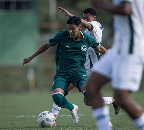 Volante de apenas 16 anos assina contrato profissional o Goiás