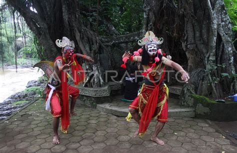 RITUAL GEBYAK TOPENG MALANGAN ANTARA Foto