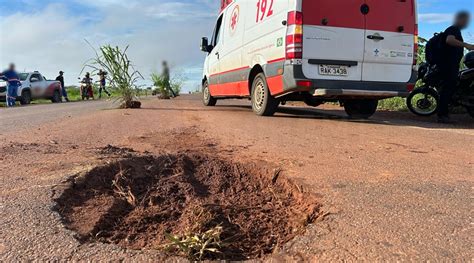 Ap S Passar Por Buraco Motociclista Perde Controle E Cai No Anel