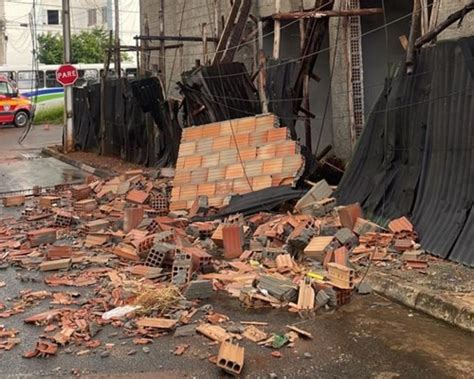 Temporal no fim da tarde derruba árvore alaga ruas e causa estragos em