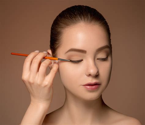 Makeup Tips गर्मी के मौसम में मेकअप को मेल्ट होने से बचाने के लिए