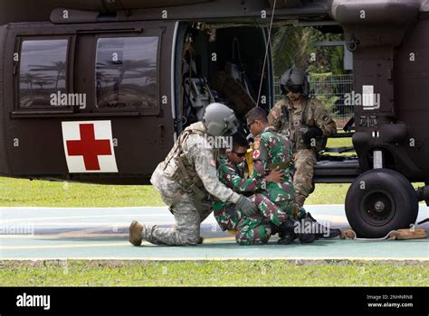 Soldaten Der Tni Ad Trainieren Medevac Belastungstechniken Mit Den Usa