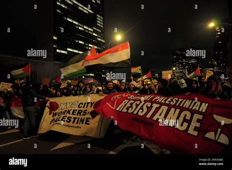 Les manifestants défilent devant le bâtiment des Nations Unies alors qu