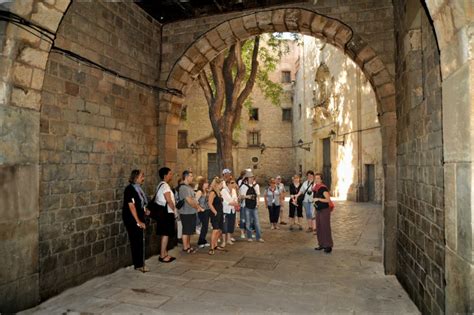 Walking Tour Of Barcelona S Gothic Quarter Ceetiz