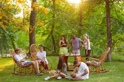 Grupo De Amigos Felizes Comendo E Bebendo Cerveja Em Um Jantar De