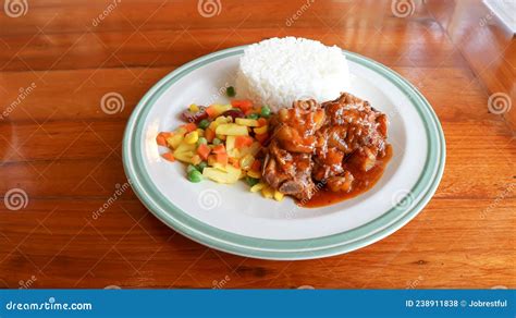 Cerdo Guisado Con Arroz Y Salsa O Arroz Coronado Con Cerdo Guisado Foto