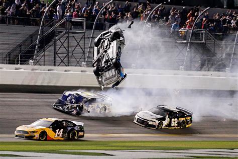 Denny Hamlin Vence Pela Terceira Vez Em Daytona E Ryan Newman Sofre