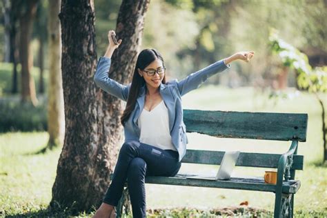 Mujer Joven Sentada En Un Banco Foto Premium